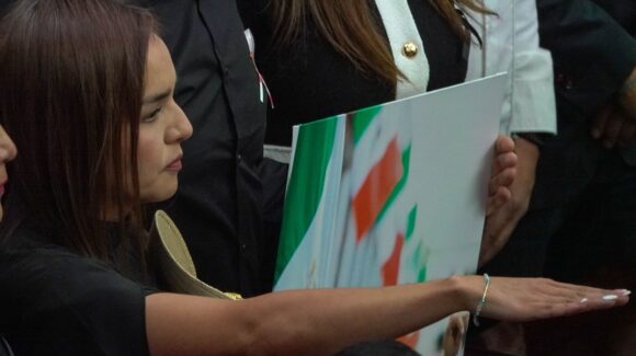 Grecia Quiroz emite sentidas palabras al rendir protesta como alcaldesa de Uruapan, tras la muerte de su esposo