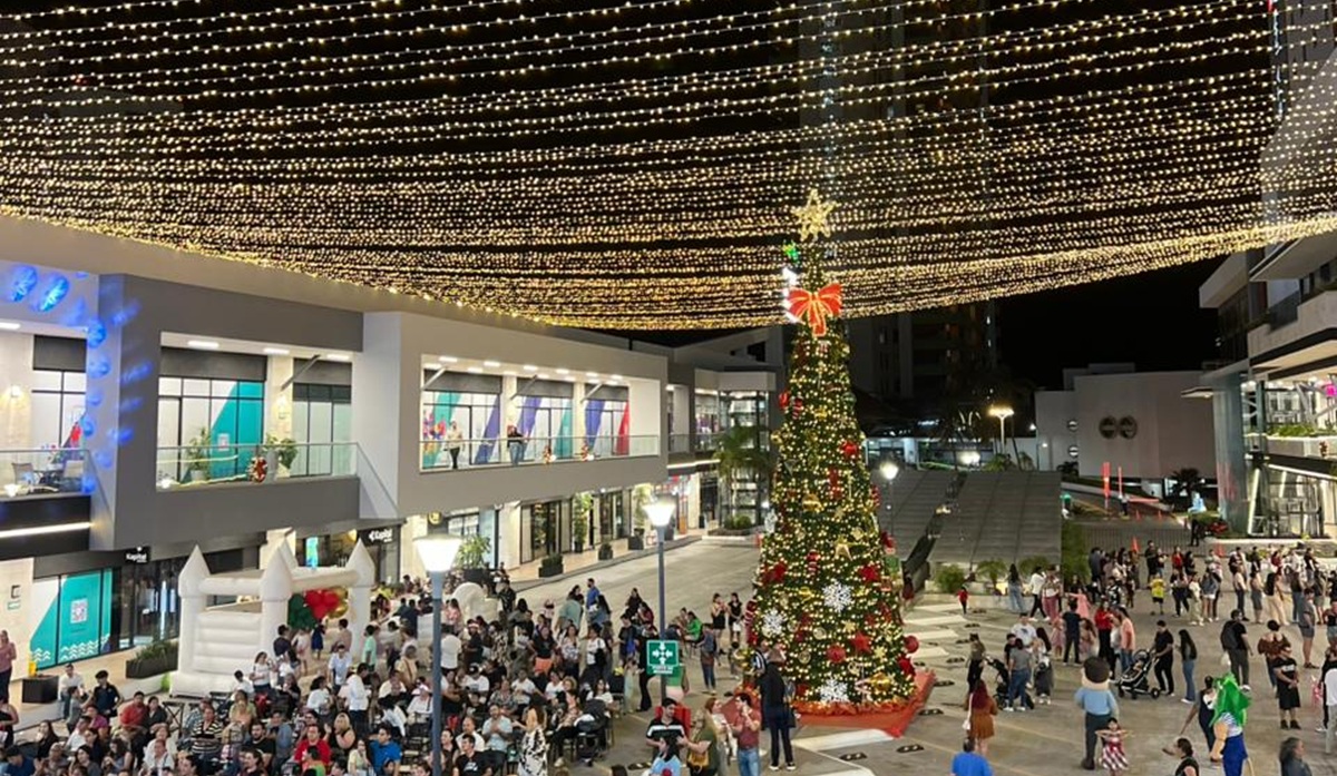 Grupo ARHE enciendo la magia de la Navidad en Isla Tres City Center, en Mazatlán