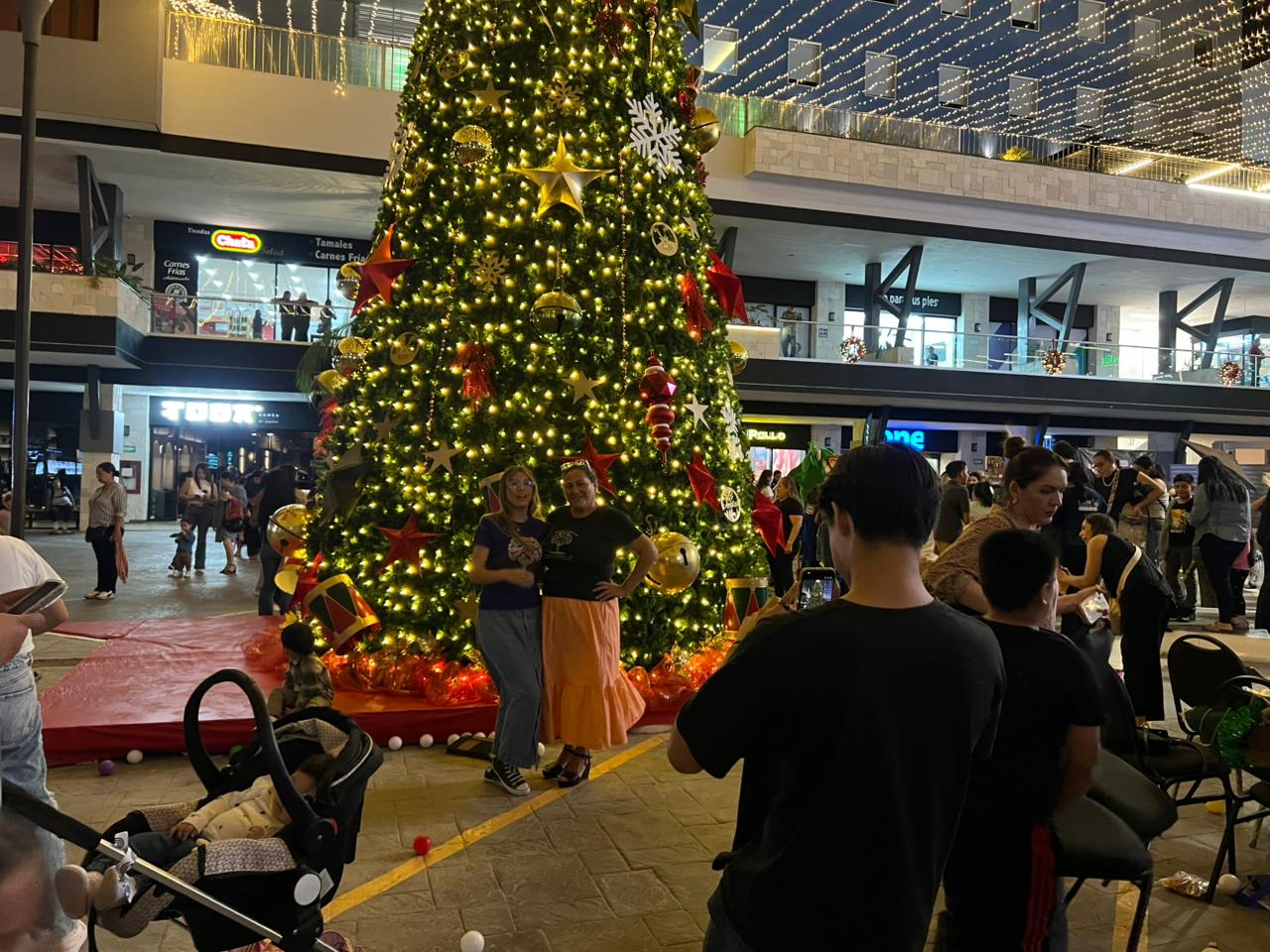 Grupo ARHE enciendo la magia de la Navidad en Isla Tres City Center, en Mazatlán