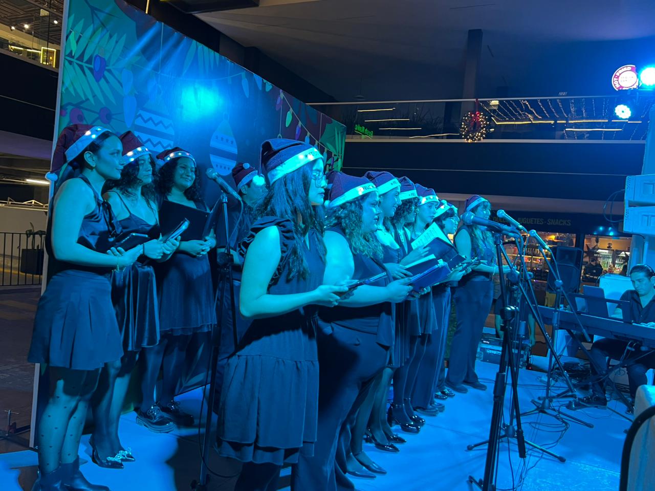 Grupo ARHE enciendo la magia de la Navidad en Isla Tres City Center, en Mazatlán