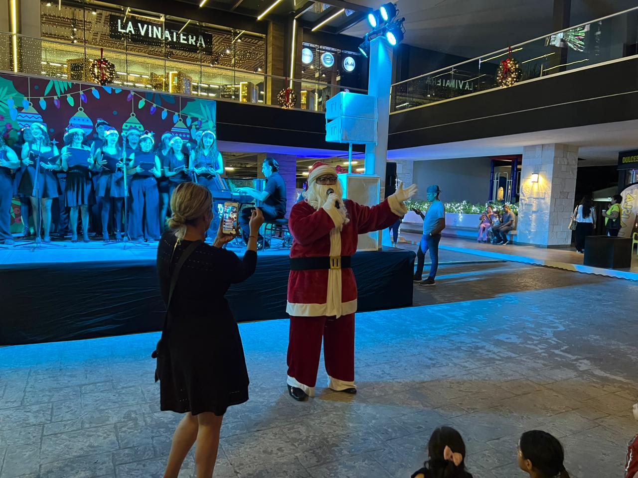Grupo ARHE enciendo la magia de la Navidad en Isla Tres City Center, en Mazatlán