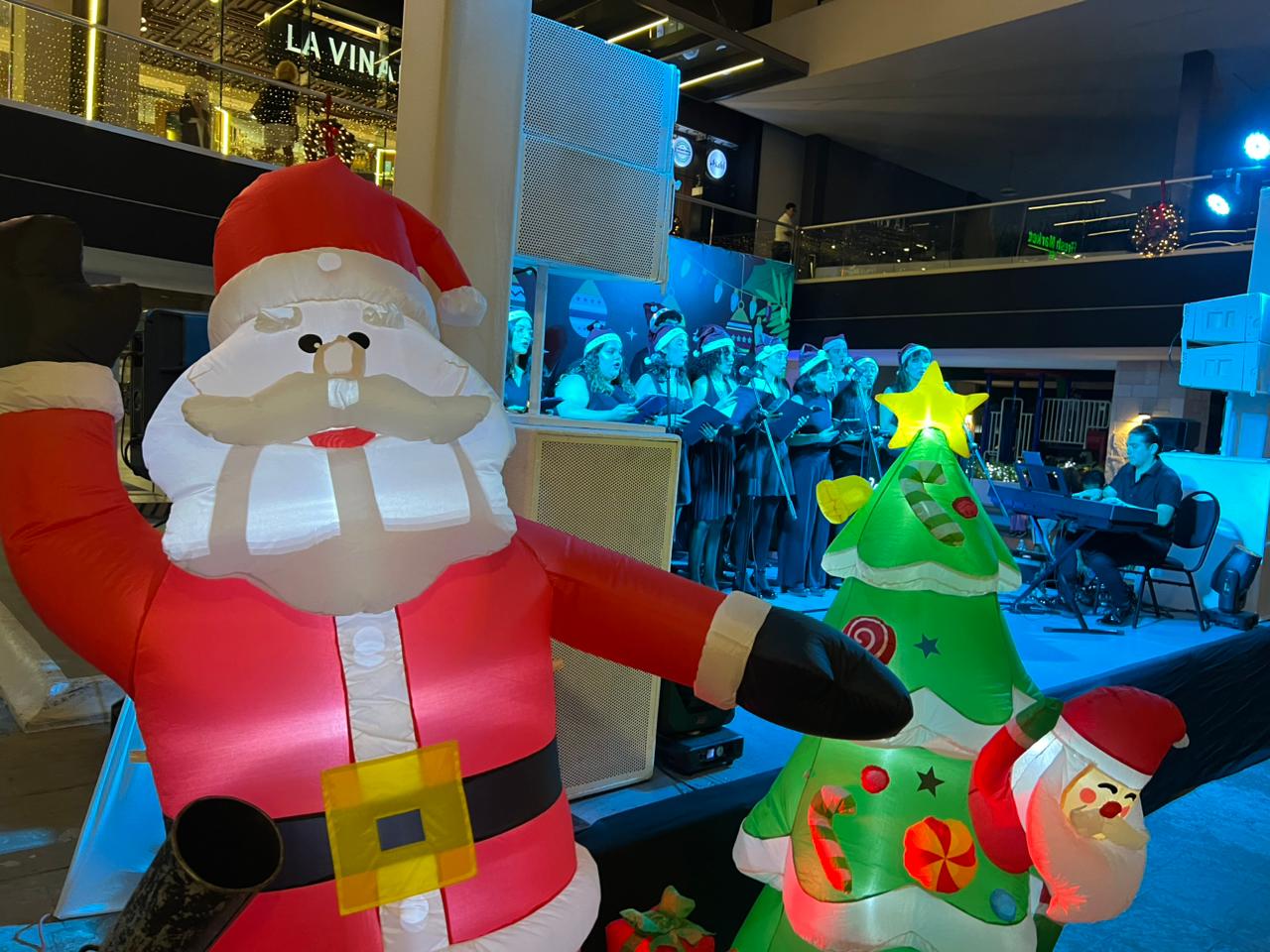 Grupo ARHE enciendo la magia de la Navidad en Isla Tres City Center, en Mazatlán