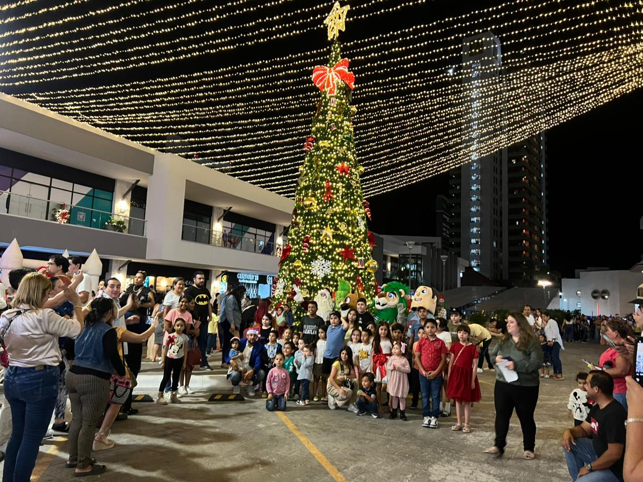 Grupo ARHE enciendo la magia de la Navidad en Isla Tres City Center, en Mazatlán