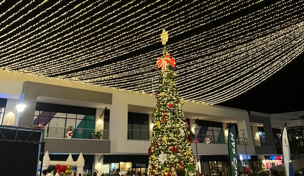 Grupo ARHE enciendo la magia de la Navidad en Isla Tres City Center, en Mazatlán