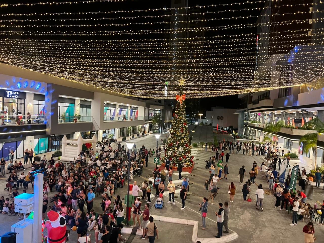 Grupo ARHE enciendo la magia de la Navidad en Isla Tres City Center, en Mazatlán