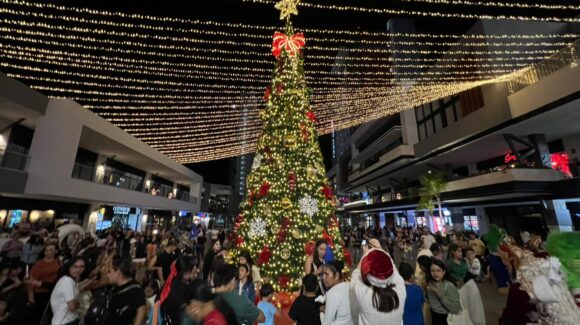 Con el encendido de árbol, llega el espíritu navideño a Isla Tres City Center en Mazatlán, Sinaloa