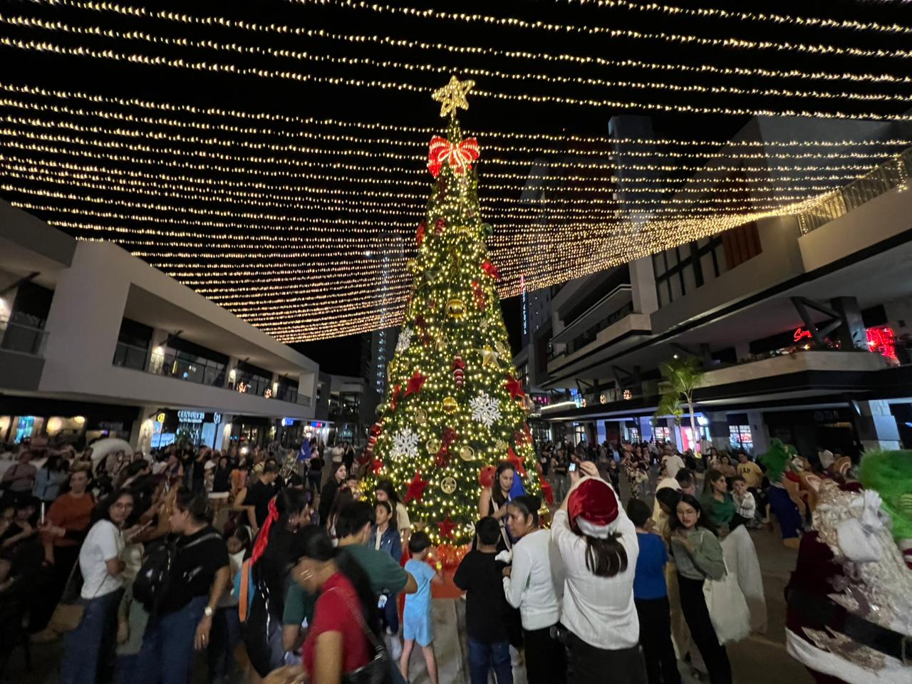 Grupo ARHE enciendo la magia de la Navidad en Isla Tres City Center, en Mazatlán