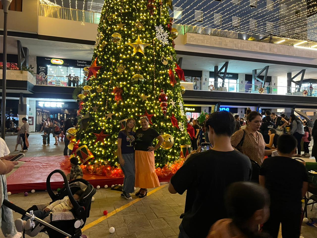 Grupo ARHE enciendo la magia de la Navidad en Isla Tres City Center, en Mazatlán
