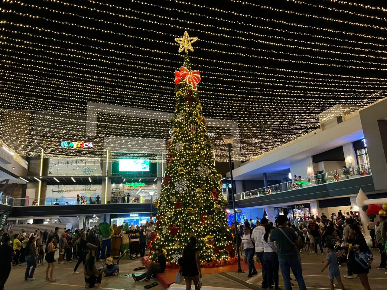 Grupo ARHE enciendo la magia de la Navidad en Isla Tres City Center, en Mazatlán