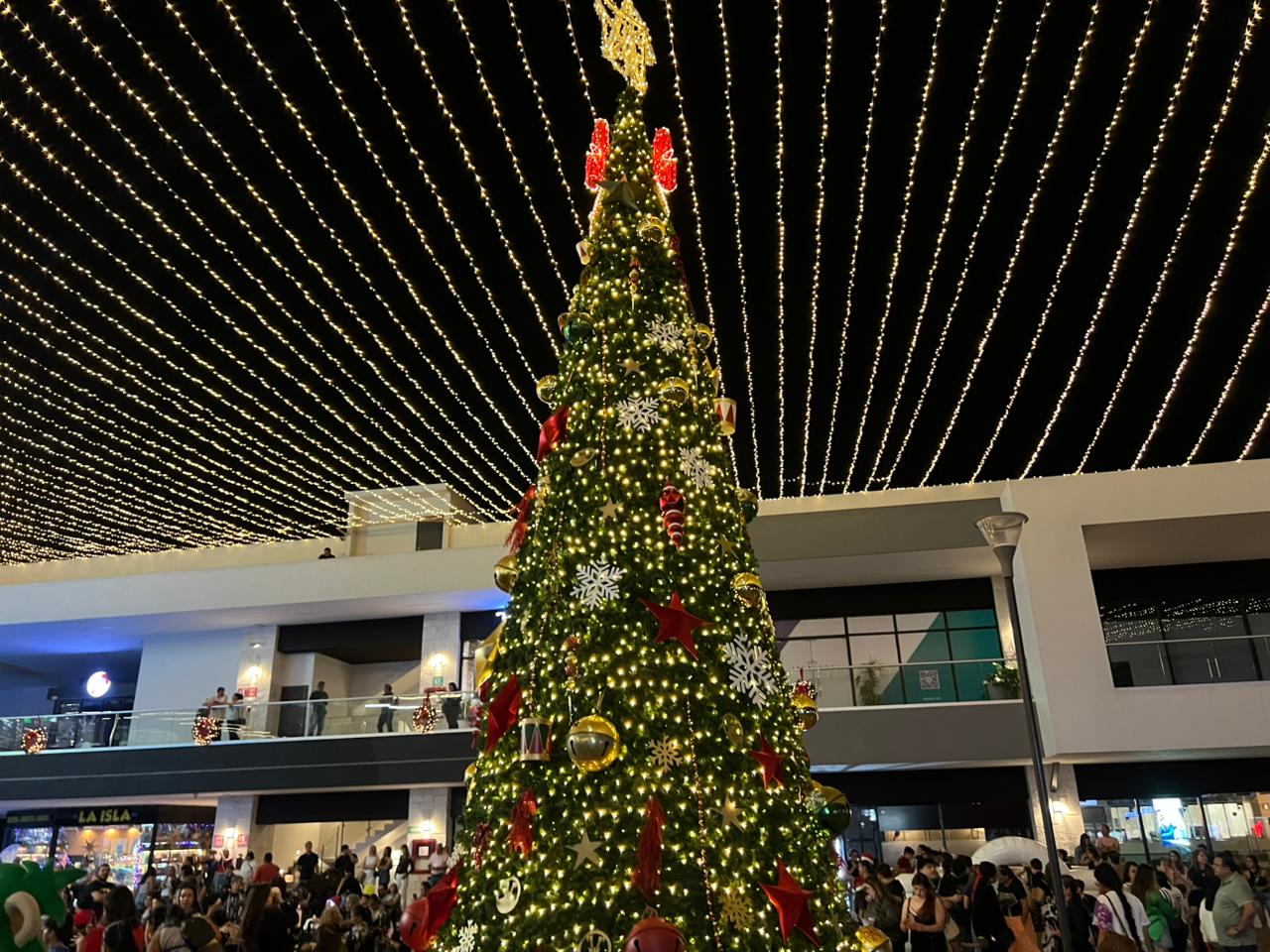 Grupo ARHE enciendo la magia de la Navidad en Isla Tres City Center, en Mazatlán