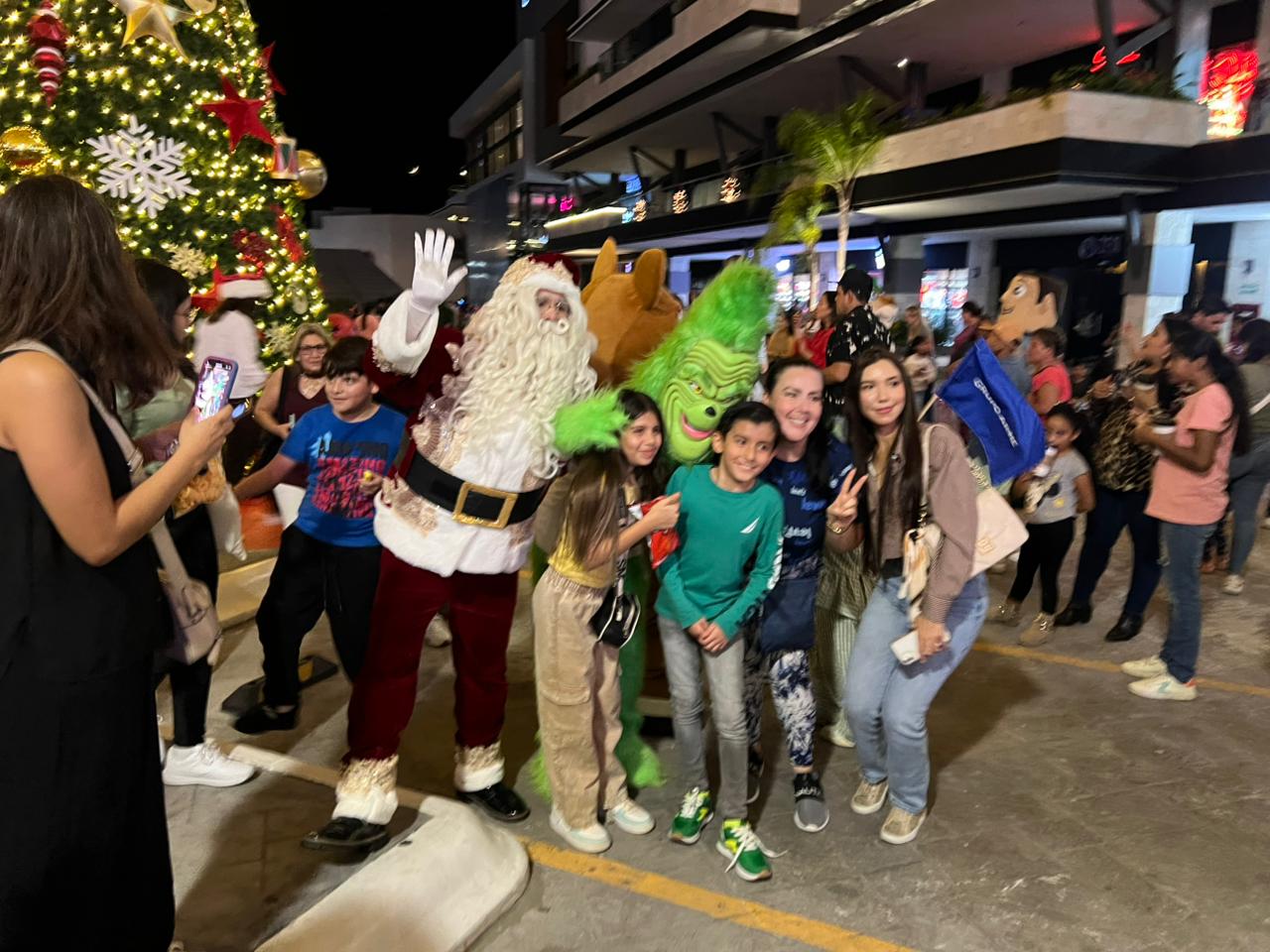 Grupo ARHE enciendo la magia de la Navidad en Isla Tres City Center, en Mazatlán