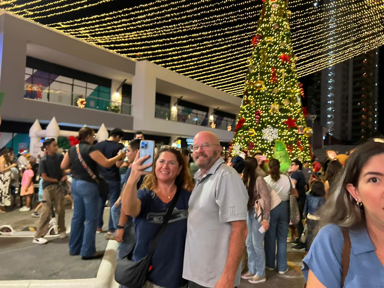 Grupo ARHE enciendo la magia de la Navidad en Isla Tres City Center, en Mazatlán