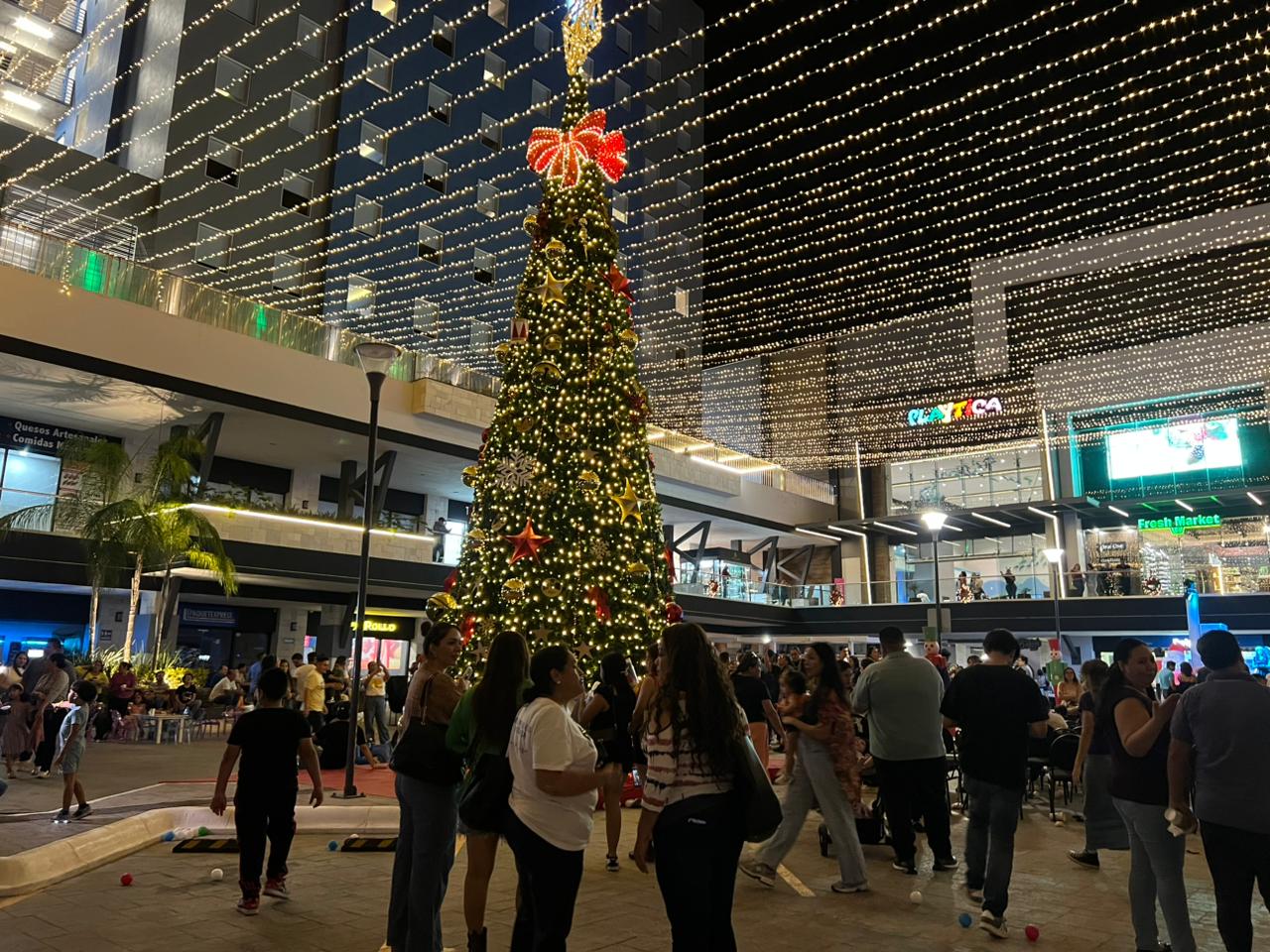 Grupo ARHE enciendo la magia de la Navidad en Isla Tres City Center, en Mazatlán