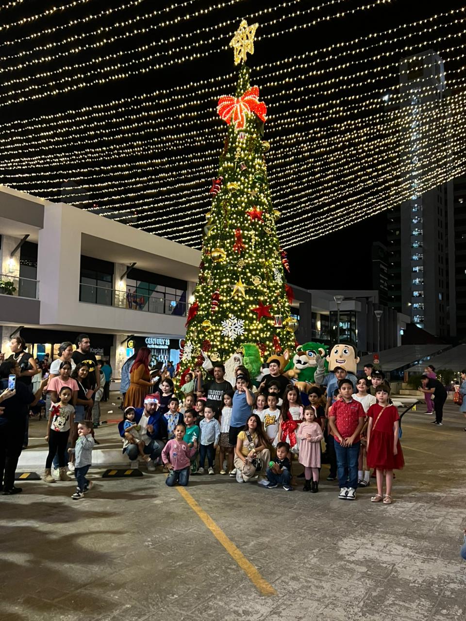 Grupo ARHE enciendo la magia de la Navidad en Isla Tres City Center, en Mazatlán