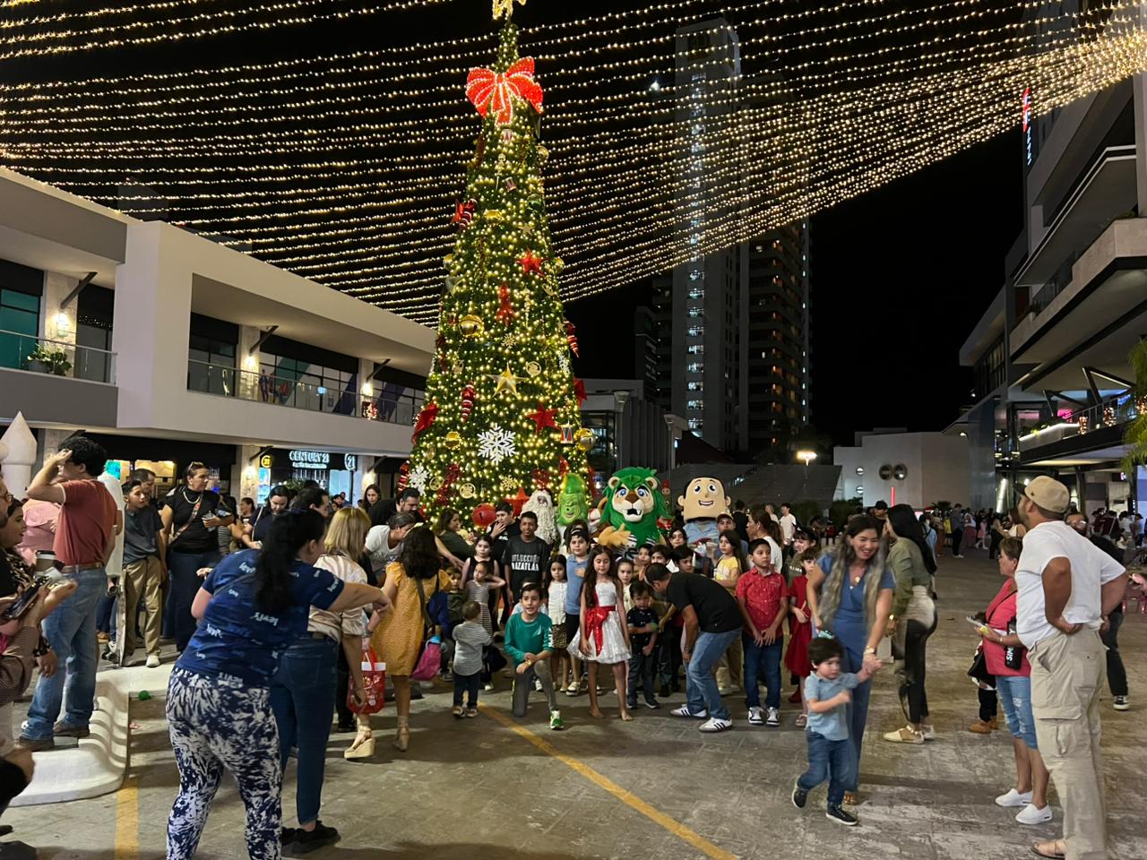 Grupo ARHE enciendo la magia de la Navidad en Isla Tres City Center, en Mazatlán