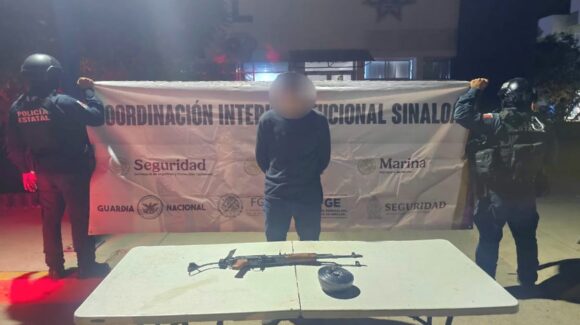 ¡Intentó huir! Detienen a sujeto con un “cuerno de chivo” en Valle Alto, en Culiacán, Sinaloa