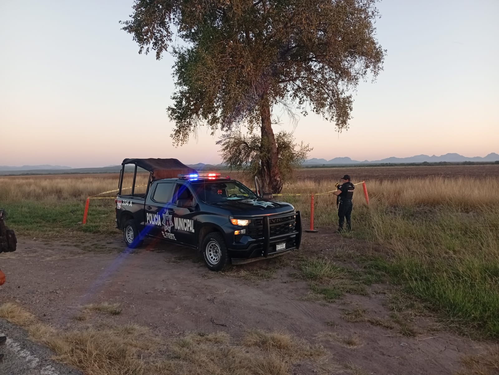 Patrulla de la Policía Municipal resguarda el lugar donde un hombre fue hallado sin vida en El Fuerte