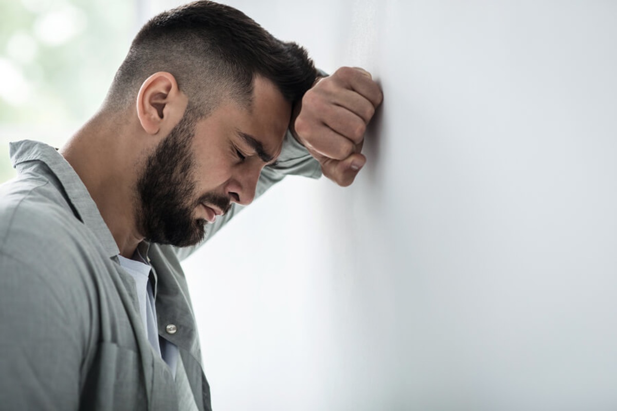 Hombre joven con estrés crónico