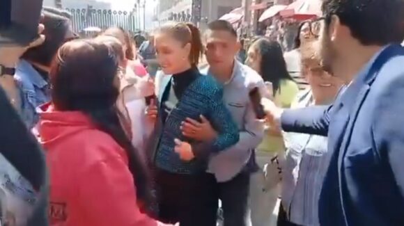Video: Sujeto se sobrepasa con la presidenta Sheinbaum cuando caminaba por el Centro Histórico en CDMX