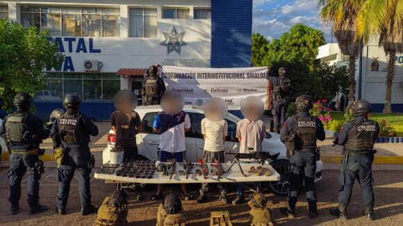 ¡Intentaron esconderse en una casa! Detienen a 4 hombres armados, entre ellos un menor, en Valle Alto, Culiacán, Sinaloa