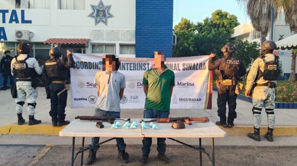 ¡Uno es menor de edad! Detienen a dos hombres con armas largas y fentanilo, en Culiacán, Sinaloa