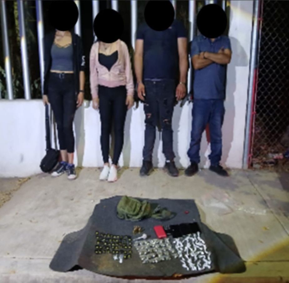 Hombres y mujeres detenidos en Culiacán, Sinaloa, por transportar droga