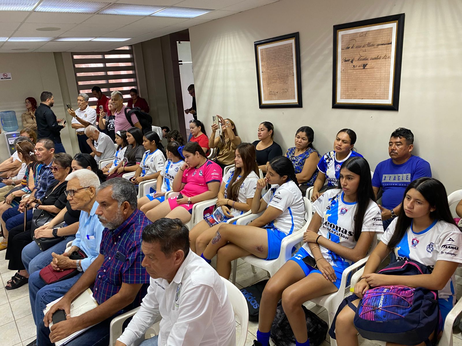 Honran al profesor Cesáreo Álvarez González, en Mazatlán