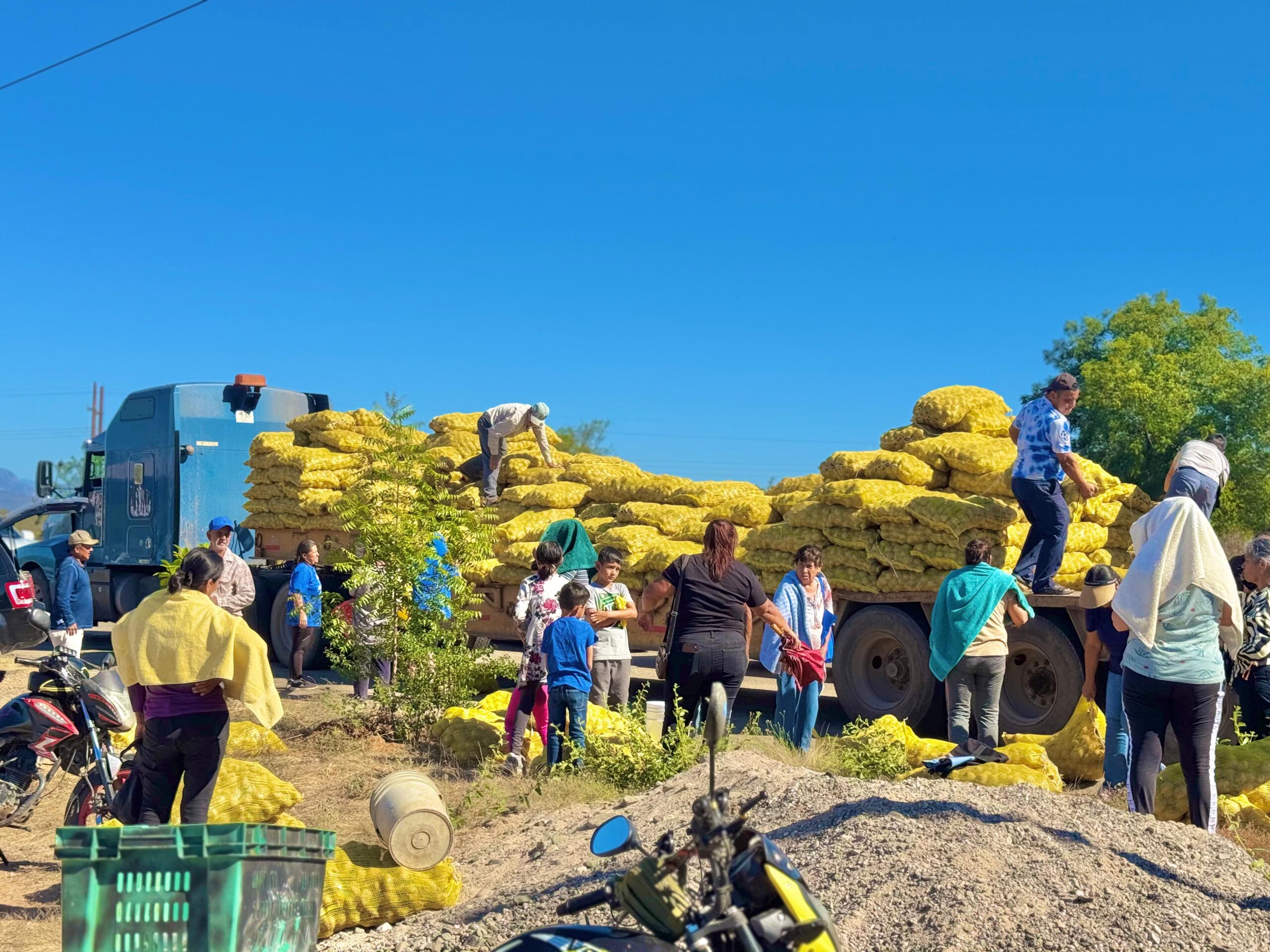 Llega entrega solidaria a Hornillos El Fuerte, a san pedro y comunidades vecinas en el norte de Sinaloa