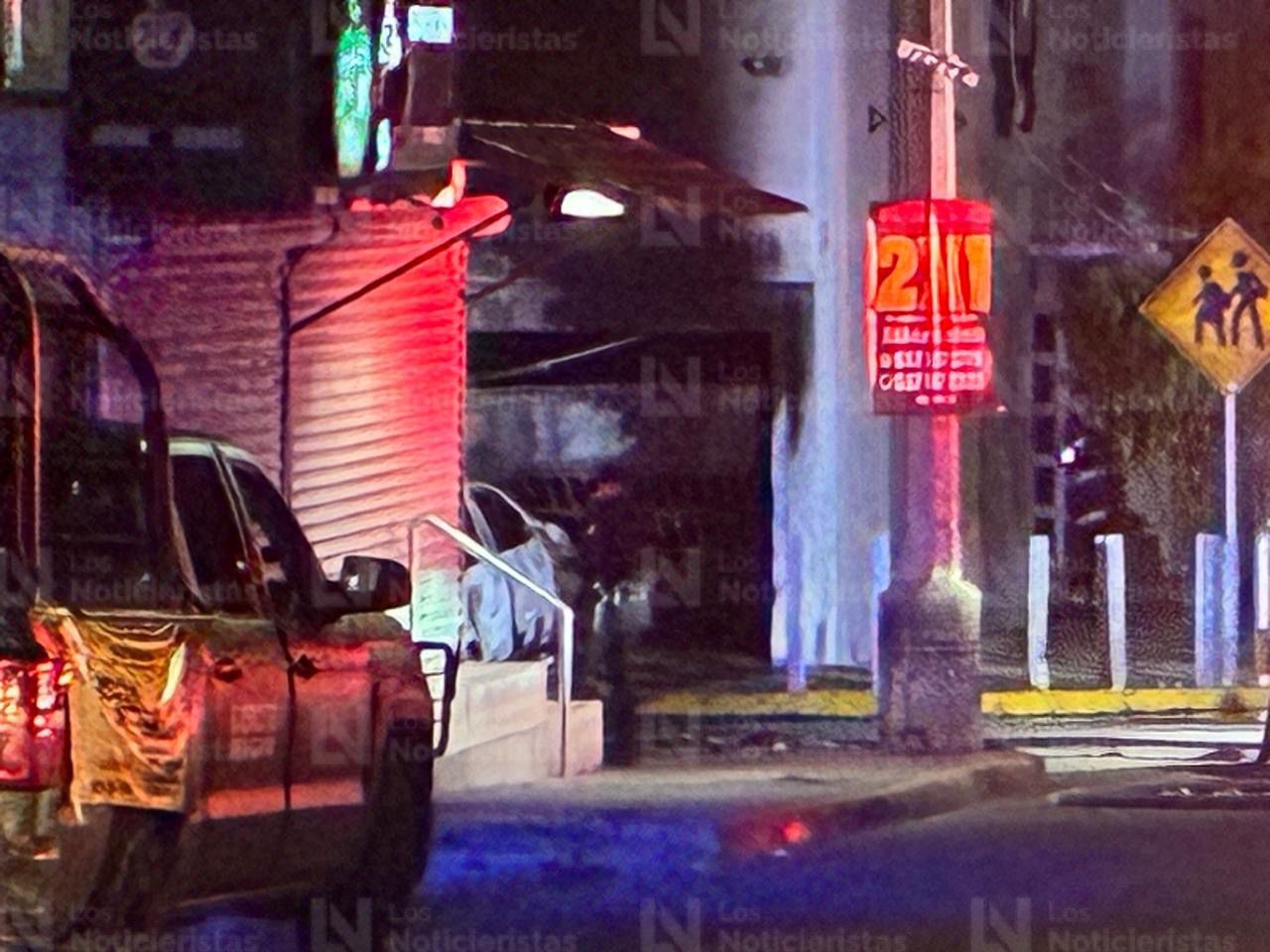 Impactan e incendian auto en colegio de Culiacán, Sin.