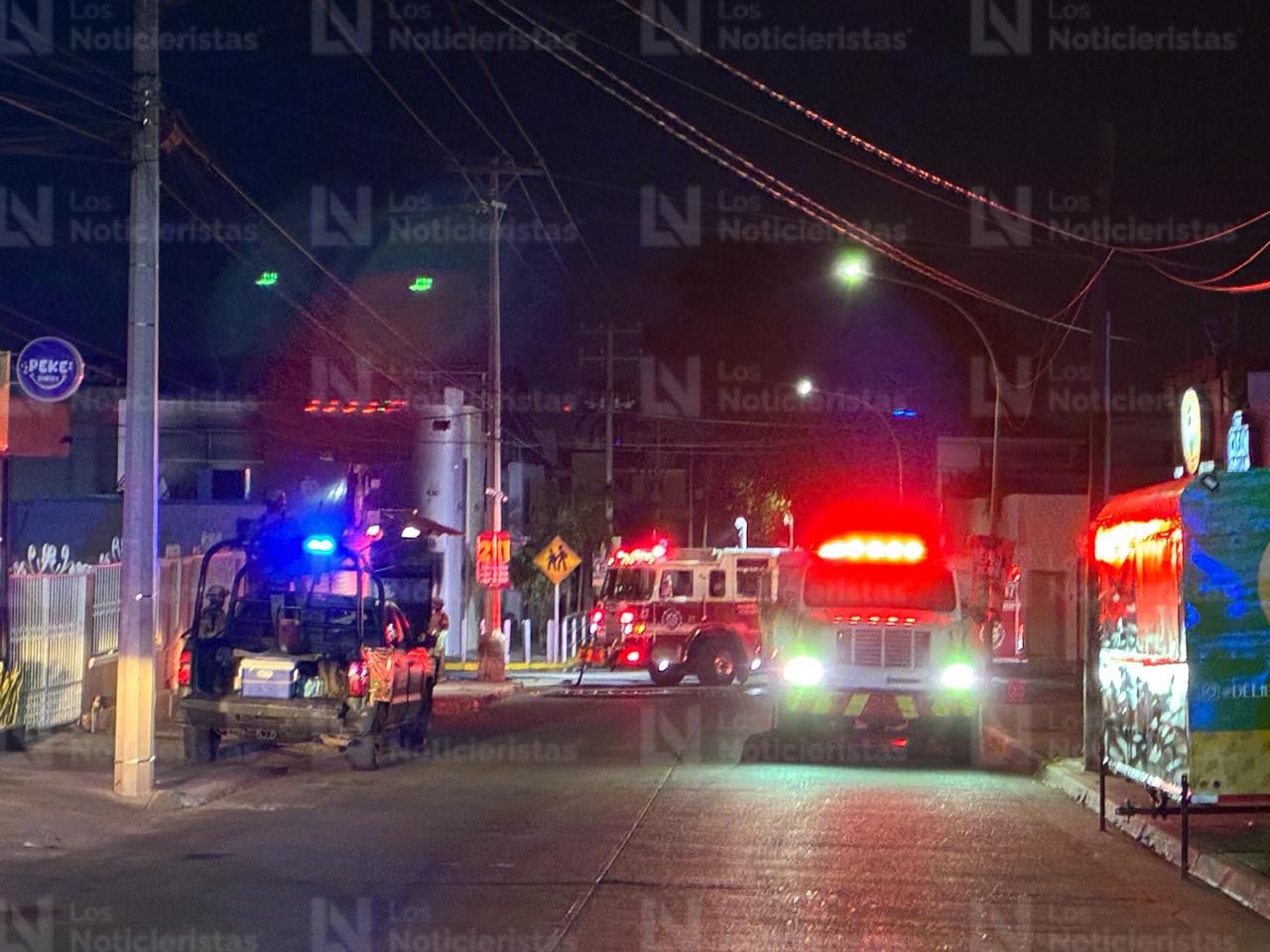 Impactan e incendian auto en colegio de Culiacán, Sin.