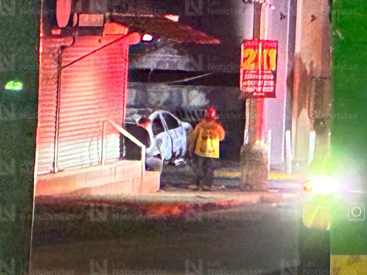 Impactan e incendian auto en colegio de Culiacán, Sin.