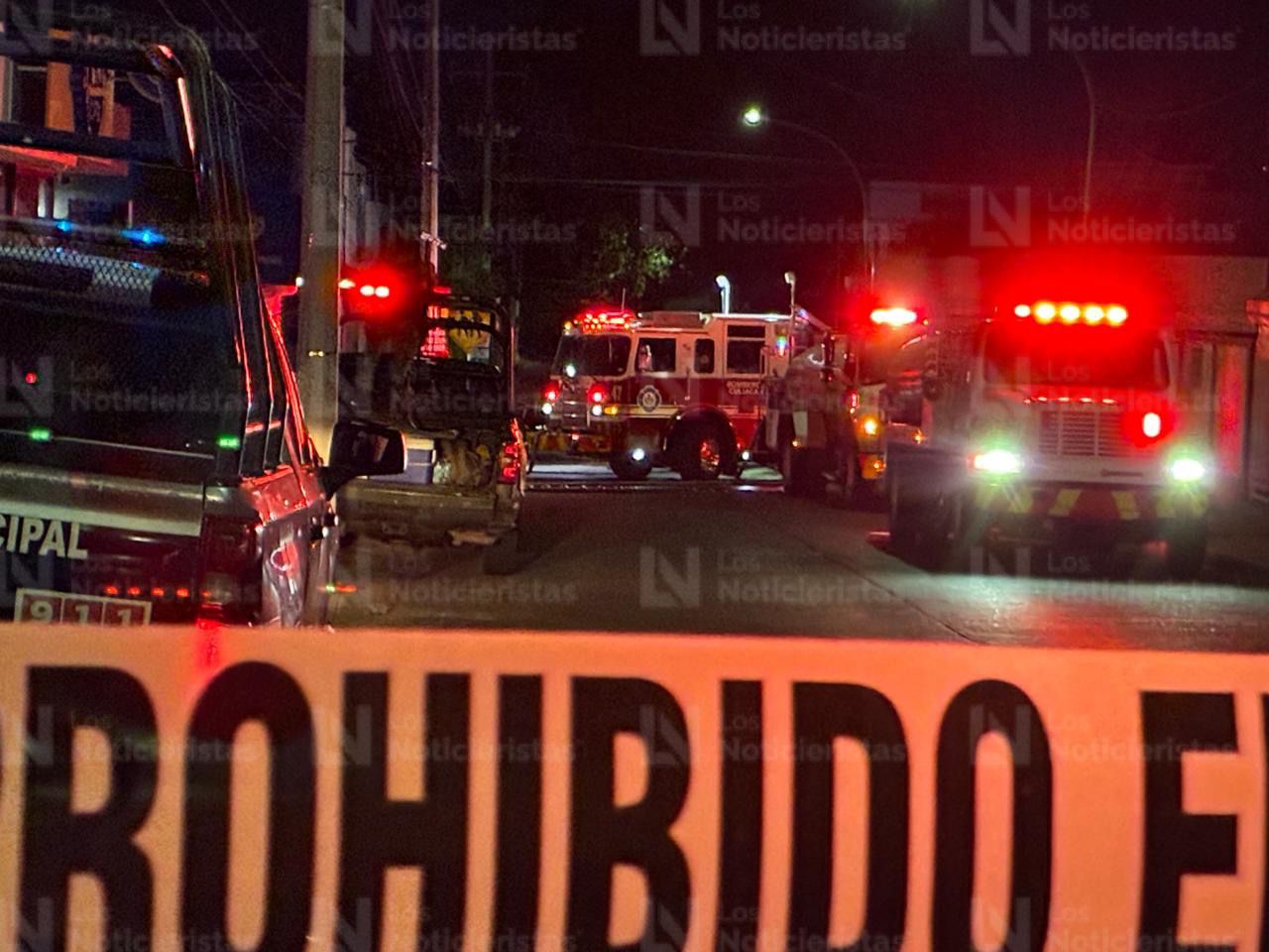 Impactan e incendian auto en colegio de Culiacán, Sin.