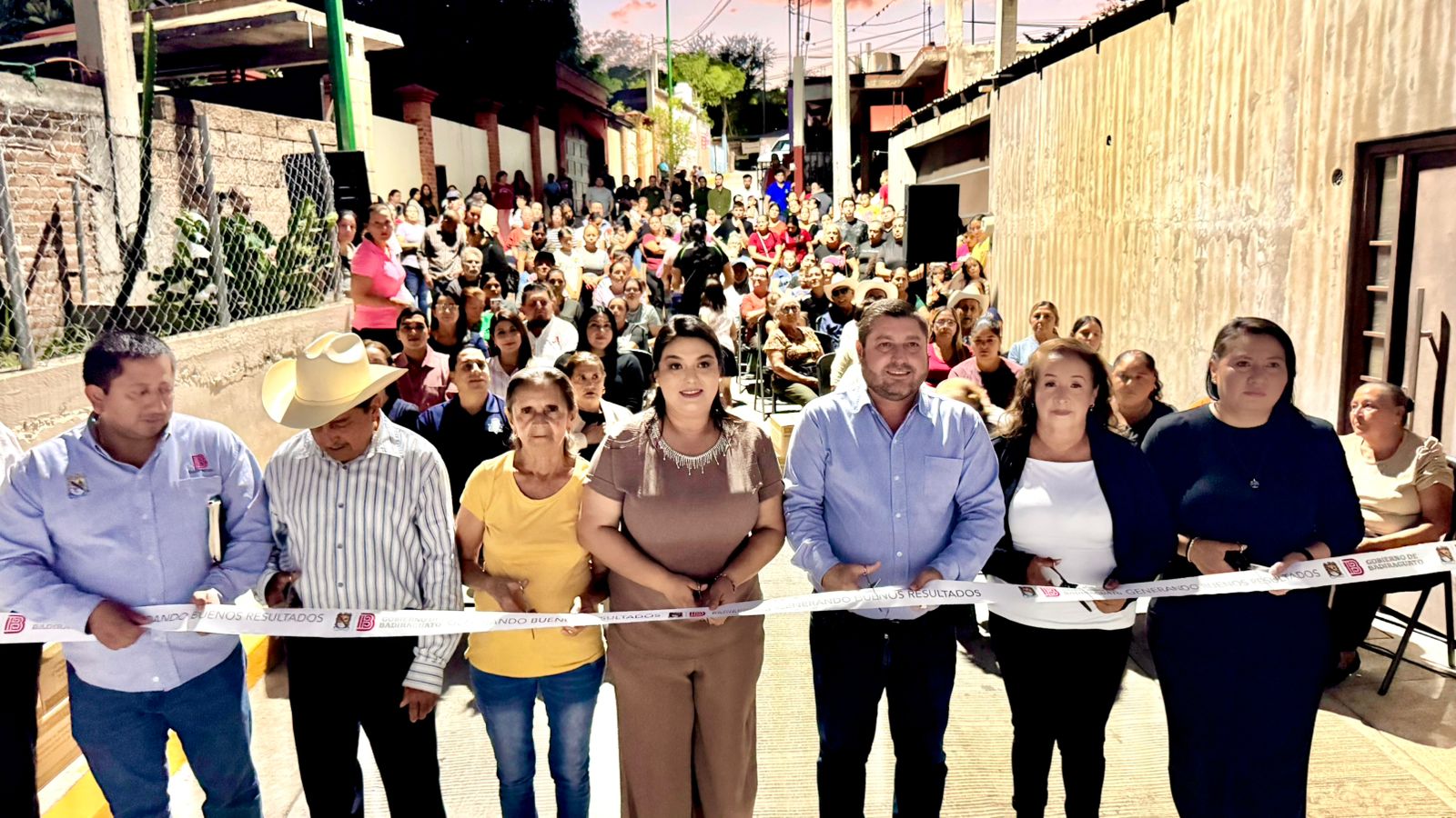 Alcalde de Badiraguato entrega calle pavimentada en la alcaldía central