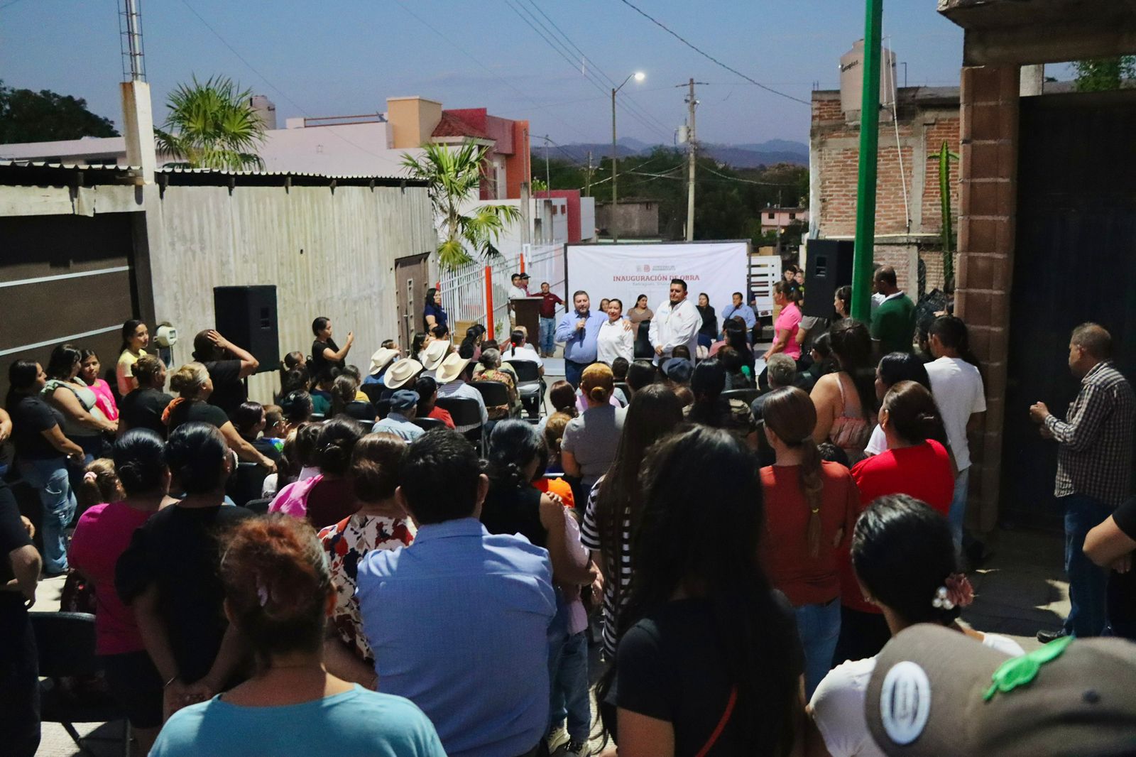 Alcalde de Badiraguato entrega calle pavimentada en la alcaldía central