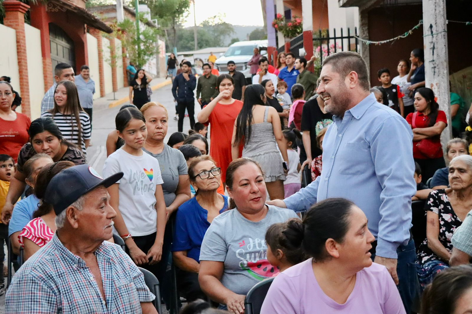 Alcalde de Badiraguato entrega calle pavimentada en la alcaldía central
