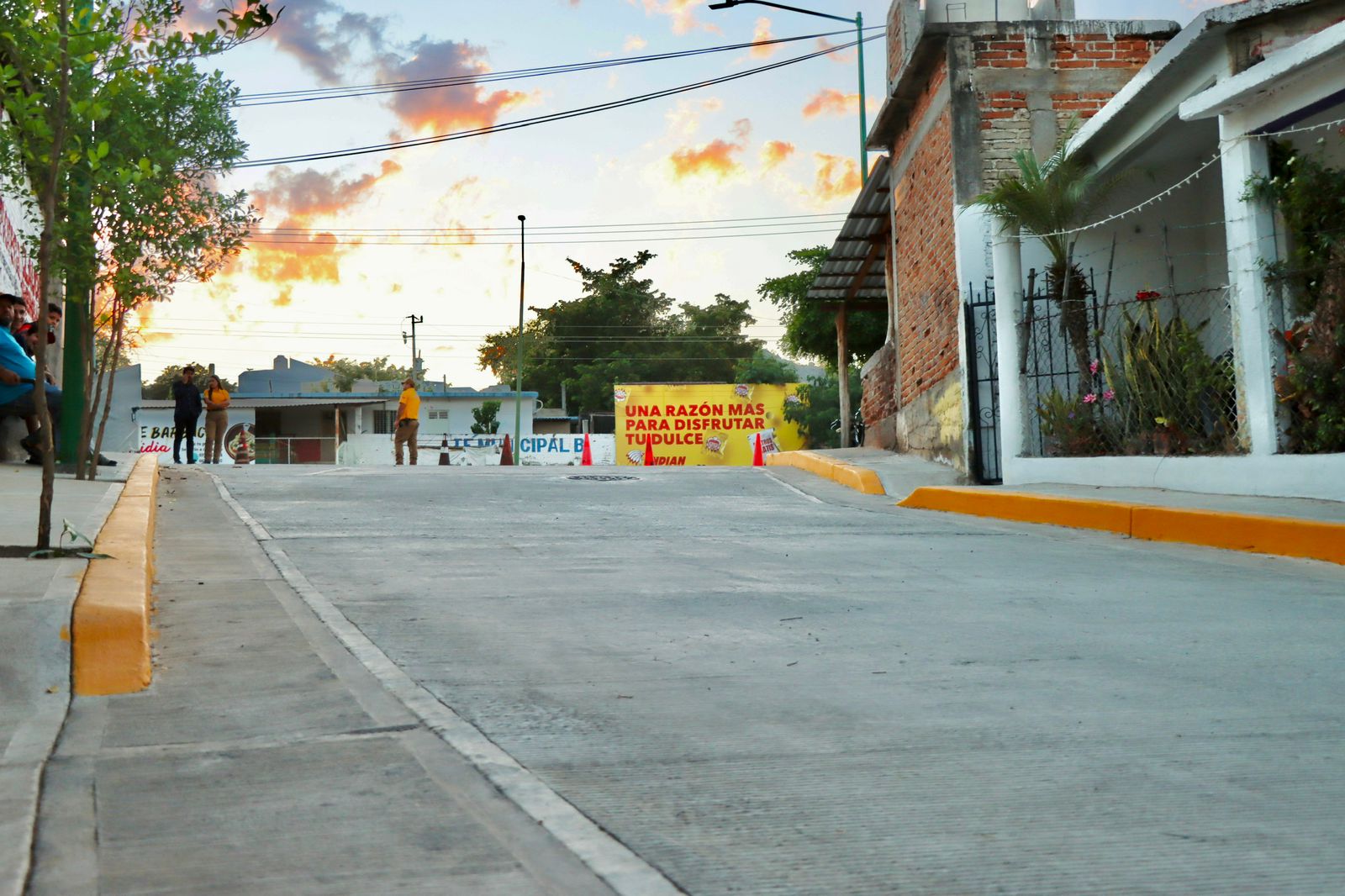 Alcalde de Badiraguato entrega calle pavimentada en la alcaldía central