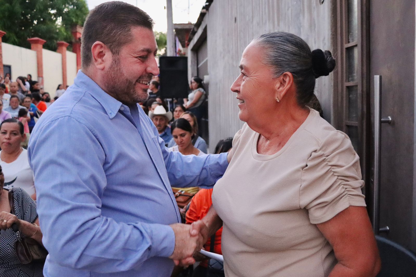 Alcalde de Badiraguato entrega calle pavimentada en la alcaldía central