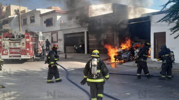 ‘Revientan’ e incendian residencia con un explosivo en la colonia Lomas de Guadalupe en Culiacán, Sinaloa