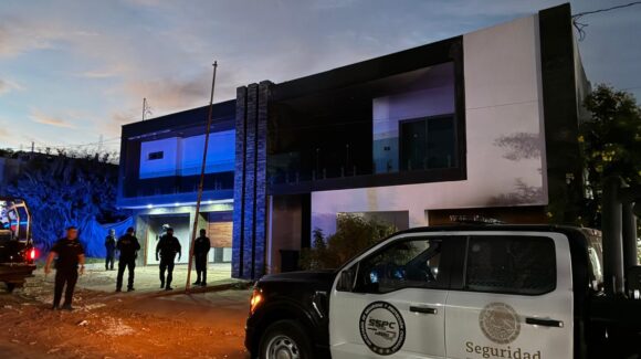 Personas desconocidas incendian casa y un vehículo en la colonia Bosques del Humaya en Culiacán, Sinaloa
