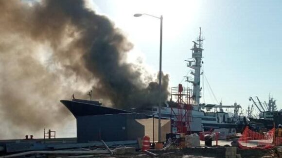 Arde barco atunero en el Parque Bonfil en Mazatlán, Sinaloa