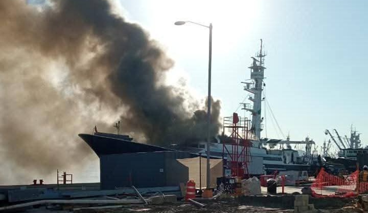 Se incendia barco atunero en parque Bonfil, en Mazatlán
