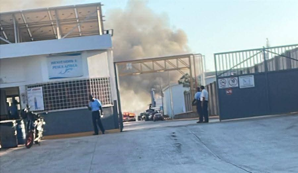 Se incendia barco atunero en parque Bonfil, en Mazatlán