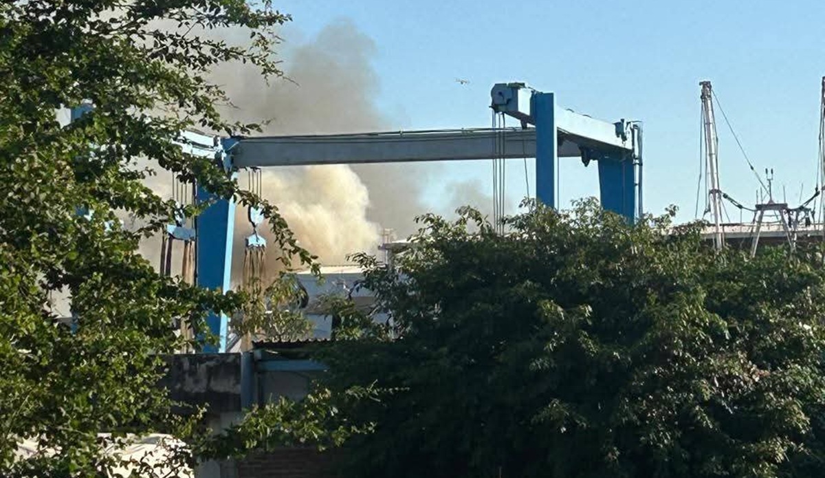 Se incendia barco atunero en parque Bonfil, en Mazatlán