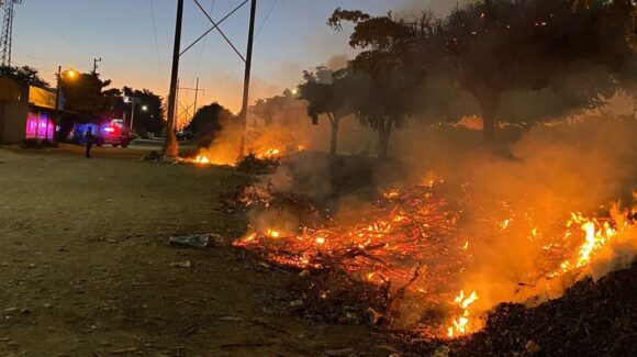 Incendio de maleza alcanza poste de la CFE en la colonia Stase de Guasave, Sinaloa