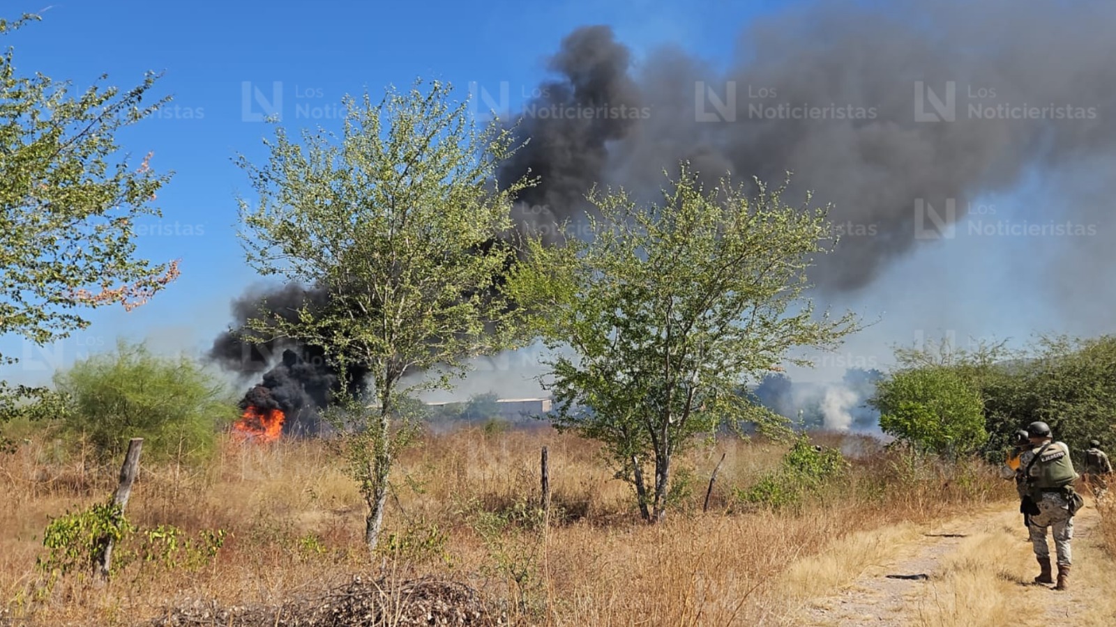 Se incendia maleza a un costado de tanques de diésel al sur de Culiacán