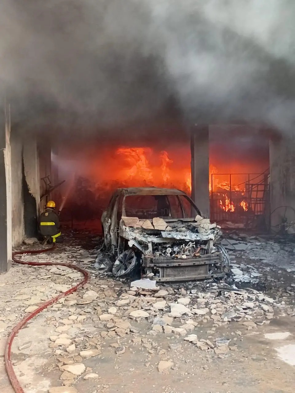 Incendio en bodega de persianas deja tres vehículos calcinados en Escuinapa
