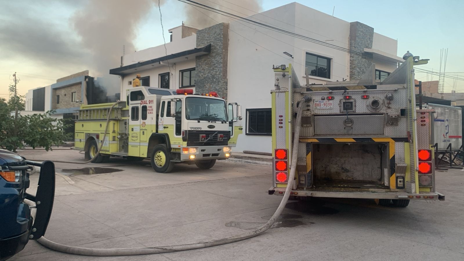Incendio en bodega de persianas deja tres vehículos calcinados en Escuinapa