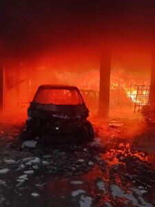 Incendio en bodega de persianas deja tres vehículos calcinados en Escuinapa
