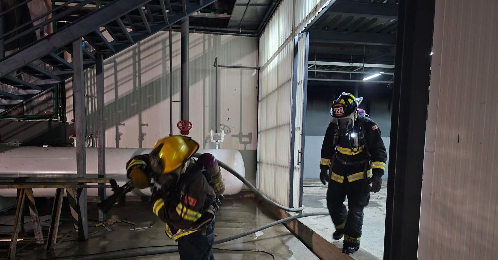 incendio en bodegas de refrigeracion en la colonia jaripillo de mazatlan bomberos