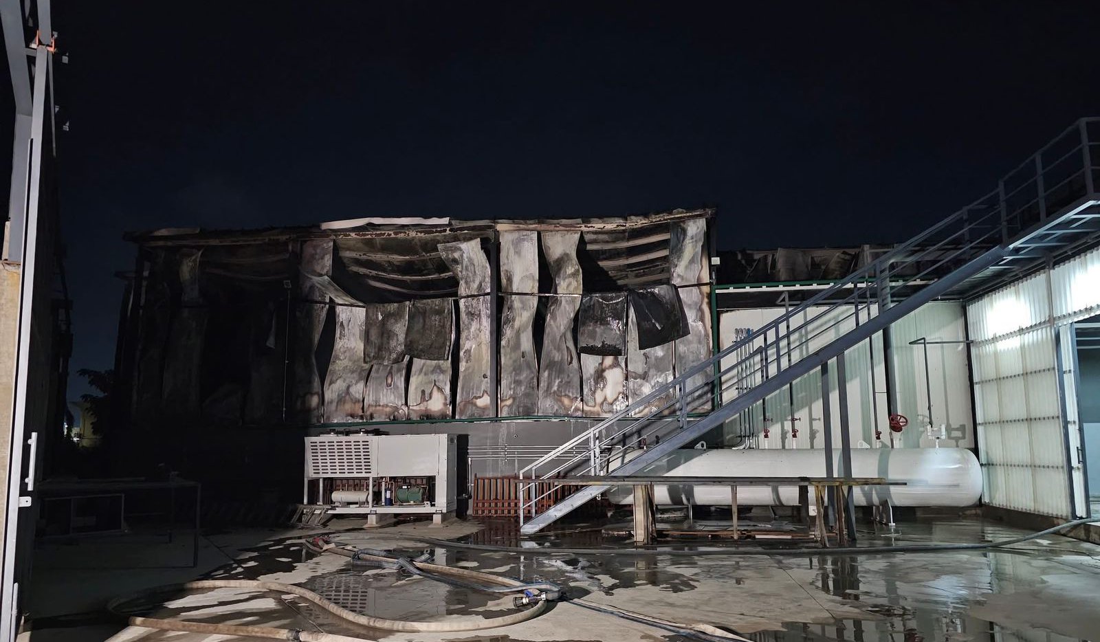 incendio en bodegas de refrigeracion en la colonia jaripillo de mazatlan percance